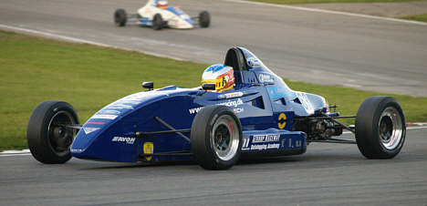 Marco L. Sørensen præsterede nordjysk dynamite i UKFFC-premieren på Oulton Park International.